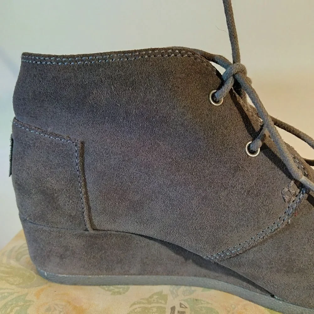 Toms Grey Suede Desert Wedge Bootie sz 4.5